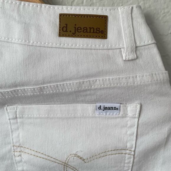 Woman’s white summer shorts - Picture 4 of 4